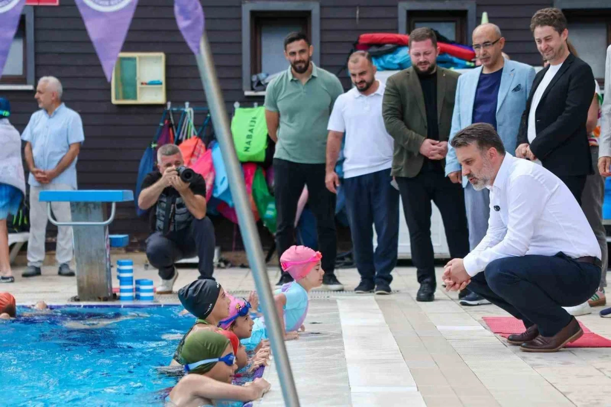 Şahin Biba Yaz Spor Okulları'nda minik yüzücülerle buluştu