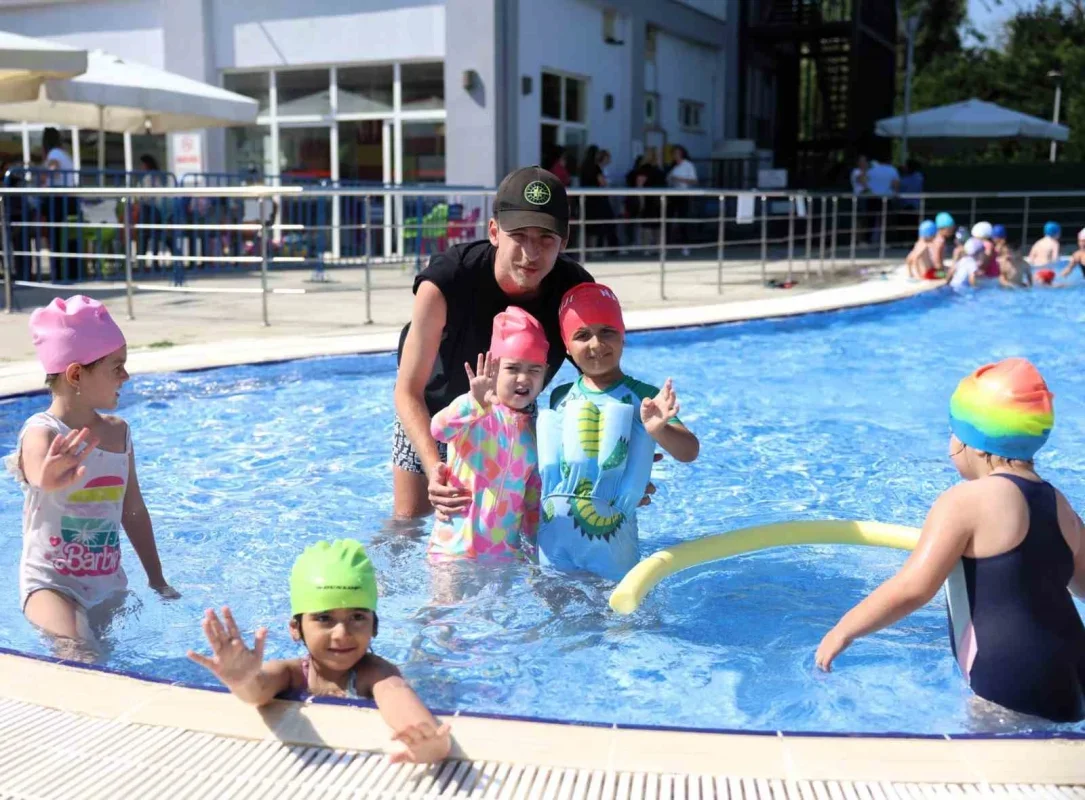 Osmangazi Belediyesi kreş öğrencileri ilk kez havuzla buluştu