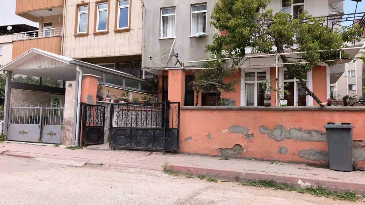 İnegöl'de sürgülü demir kapı devrildi: 3 yaşındaki çocuk ağır yaralandı