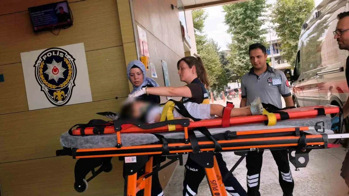 İnegöl'de sürgülü demir kapı devrildi: 3 yaşındaki çocuk ağır yaralandı
