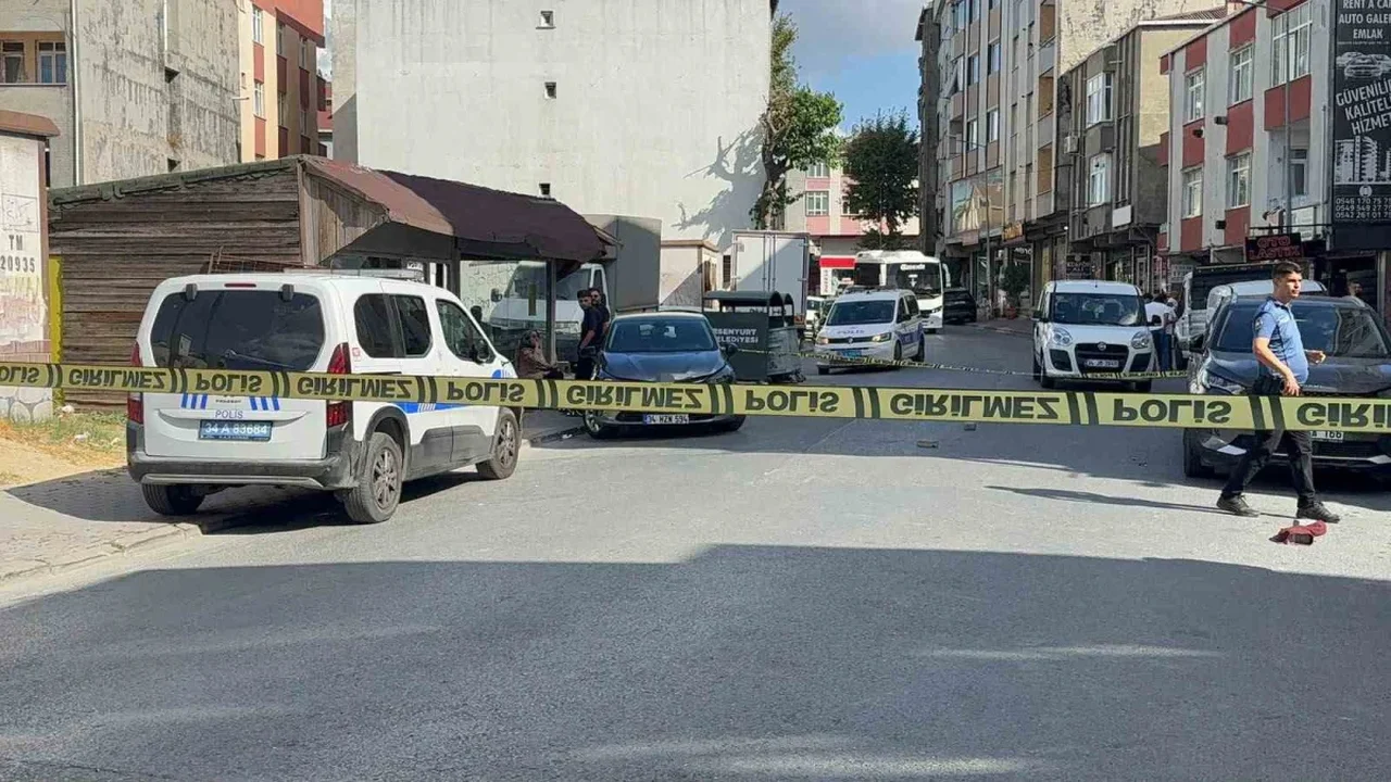 Esenyurt'ta silahlı pusu: 2 genç vuruldu, polis arıyor