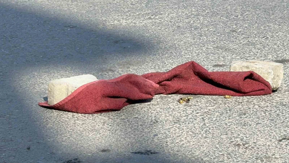 Esenyurt'ta silahlı pusu: 2 genç vuruldu, polis arıyor