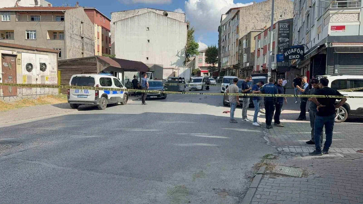 Esenyurt'ta silahlı pusu: 2 genç vuruldu, polis arıyor
