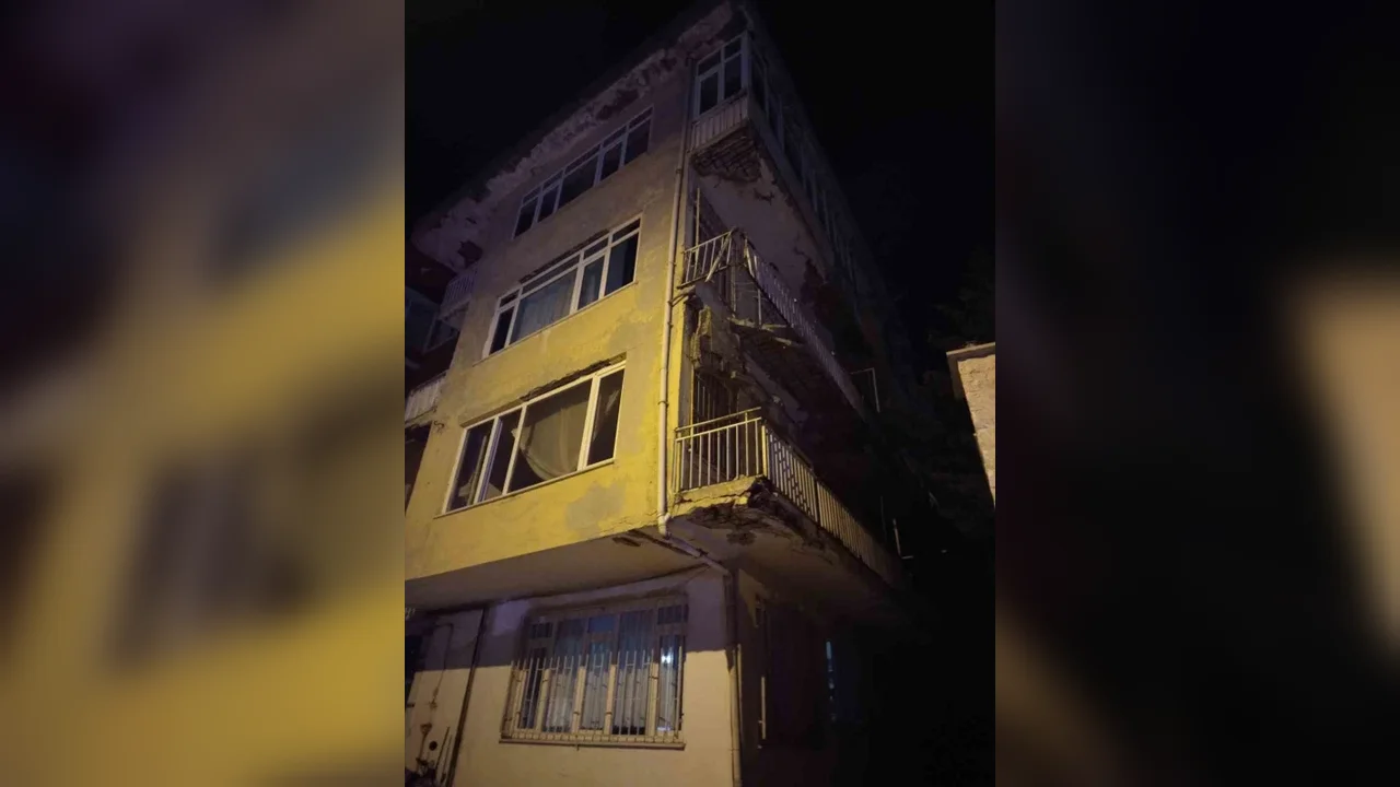 Üsküdar'da dört katlı binanın balkonu çöktü, bina boşaltıldı