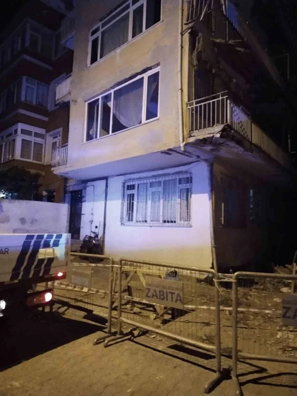 Üsküdar'da dört katlı binanın balkonu çöktü, bina boşaltıldı