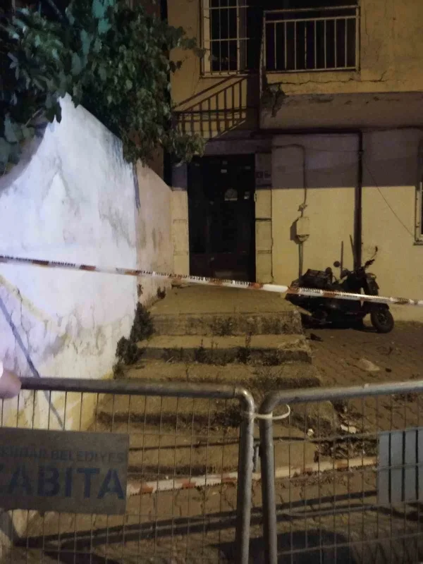 Üsküdar'da dört katlı binanın balkonu çöktü, bina boşaltıldı