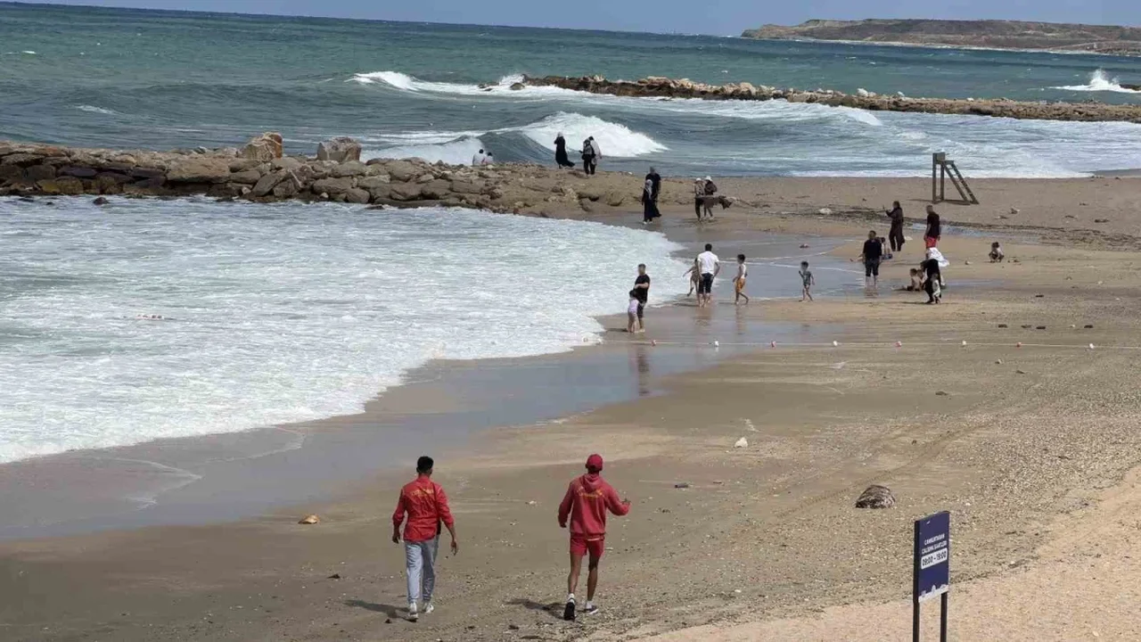 Arnavutköy sahilinde yüksek dalga uyarısı: Cankurtaranlar devriye gezdi