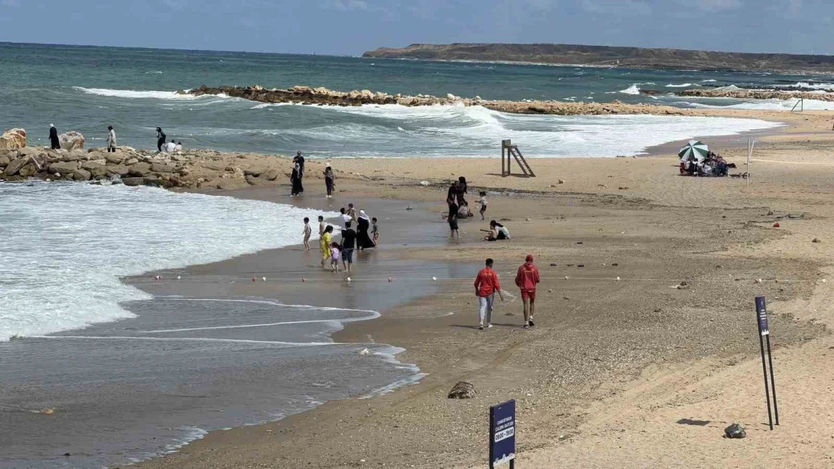 Arnavutköy sahilinde yüksek dalga uyarısı: Cankurtaranlar devriye gezdi