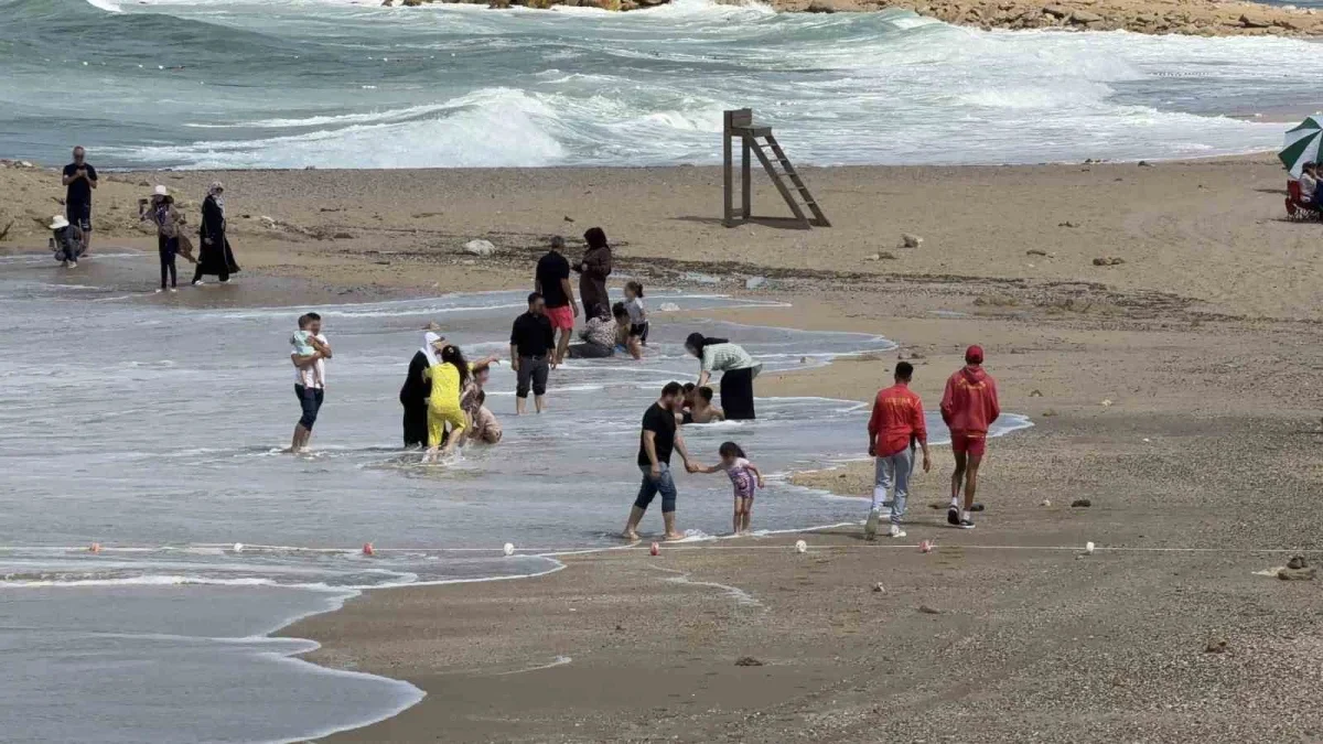 Arnavutköy sahilinde yüksek dalga uyarısı: Cankurtaranlar devriye gezdi