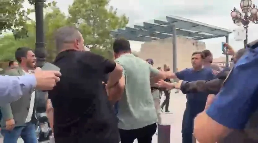 Özgür Özel'in cuma namazı çıkışında tekmeli arbede
