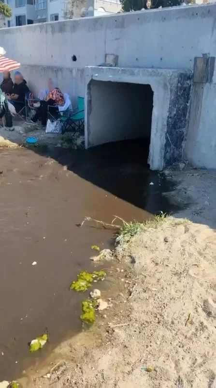 Mudanya sahilinde kanalizasyon suyu denize aktı
