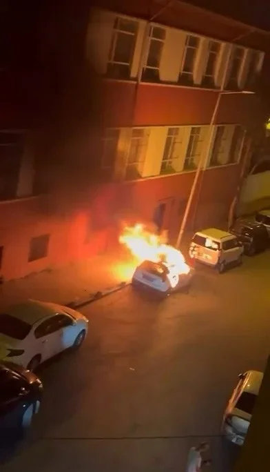 Fatih'te park halindeki otomobili yaktı: 42 suç kaydı çıktı