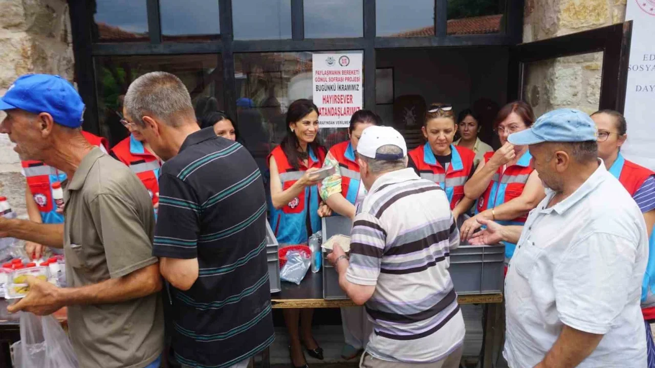 Edirne'de gönül sofrası kuruldu: Vatandaşa pilav ve ayran