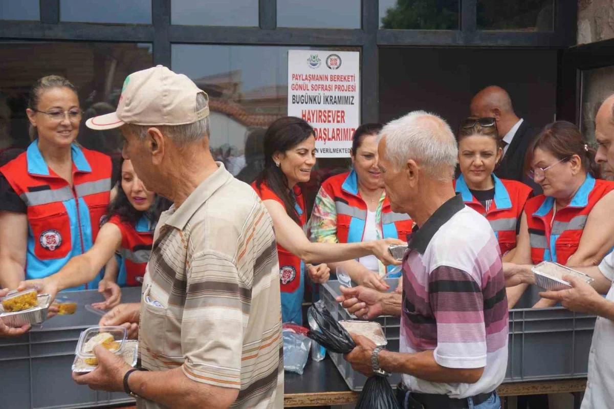 Edirne'de gönül sofrası kuruldu: Vatandaşa pilav ve ayran