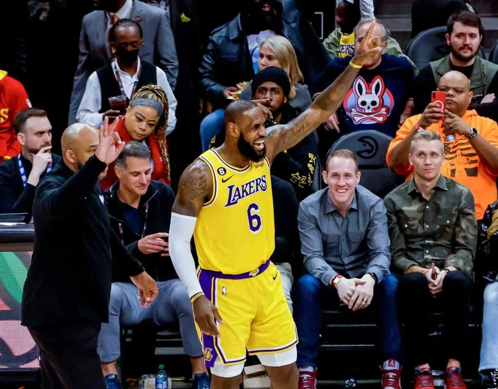 LeBron James, Philadelphia 76ers ile NBA'de 4. takıma geçiyor