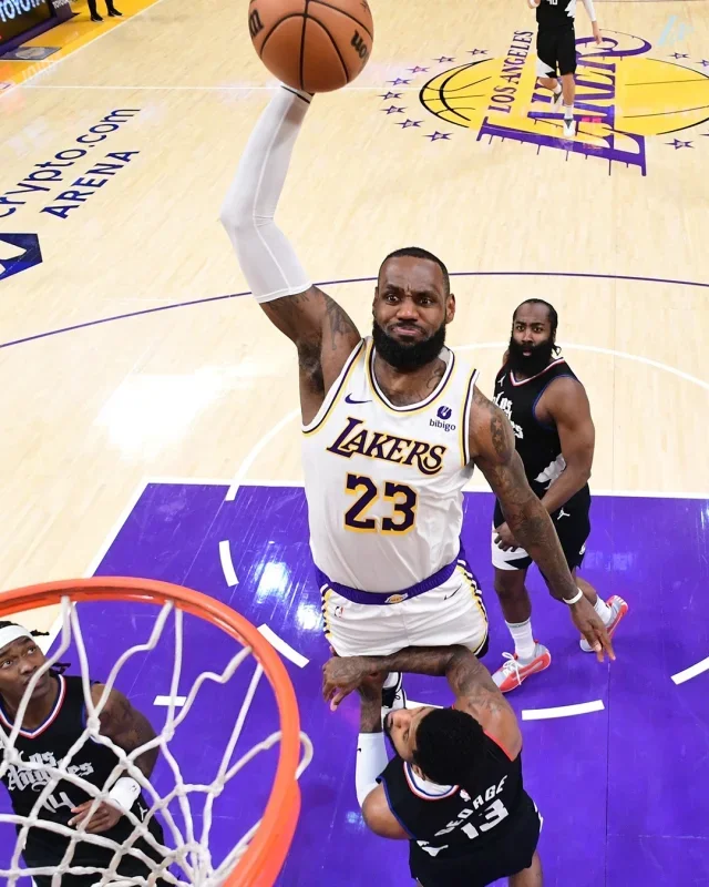 LeBron James, Philadelphia 76ers ile NBA'de 4. takıma geçiyor