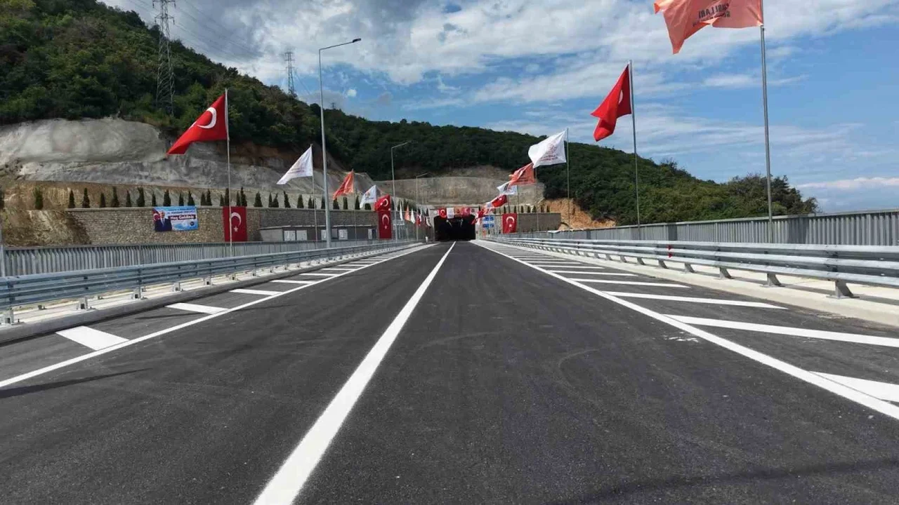 Yalova-Armutlu Yolu açıldı: Tatilcilerin çilesi sona erdi