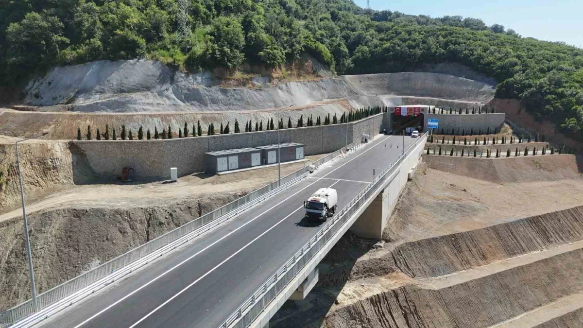 Yalova-Armutlu Yolu açıldı: Tatilcilerin çilesi sona erdi