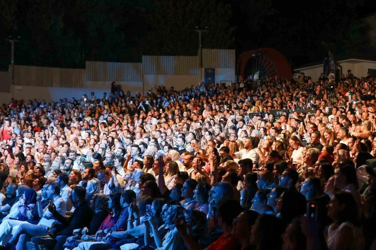 Derya Bedavacı, Uluslararası Bursa Festivali'nde sahne aldı