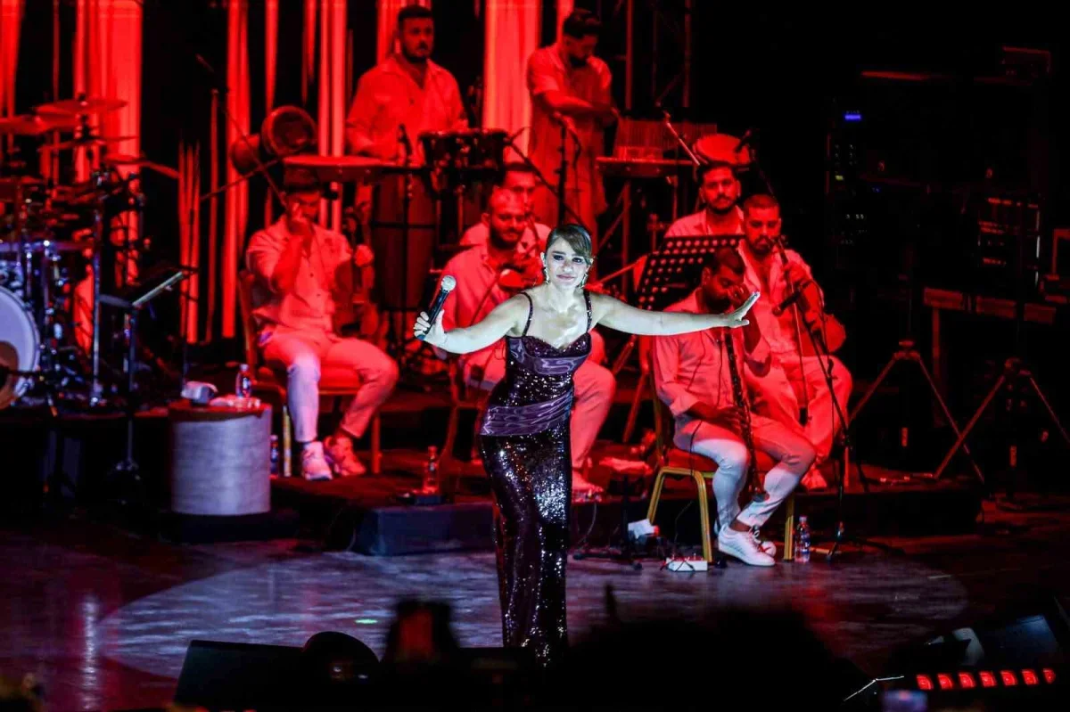 Derya Bedavacı, Uluslararası Bursa Festivali'nde sahne aldı