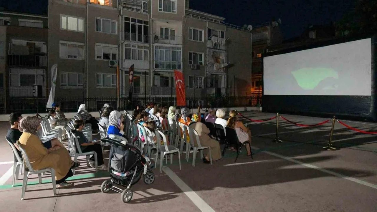 Osmangazi'de açık hava sineması yaz akşamlarına renk kattı