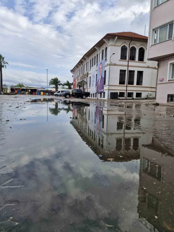 Bandırma'da sağanak sonrası cadde ve sokaklarda su birikintisi