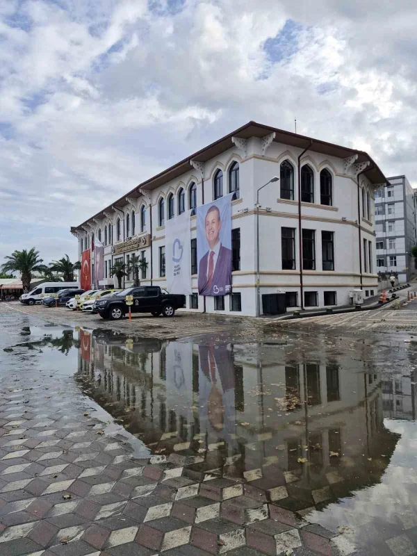 Bandırma'da sağanak sonrası cadde ve sokaklarda su birikintisi