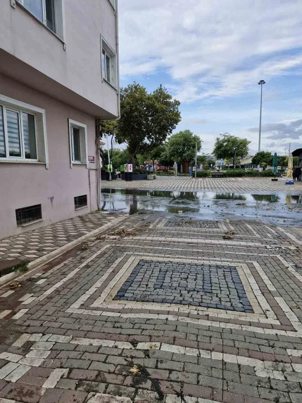 Bandırma'da sağanak sonrası cadde ve sokaklarda su birikintisi