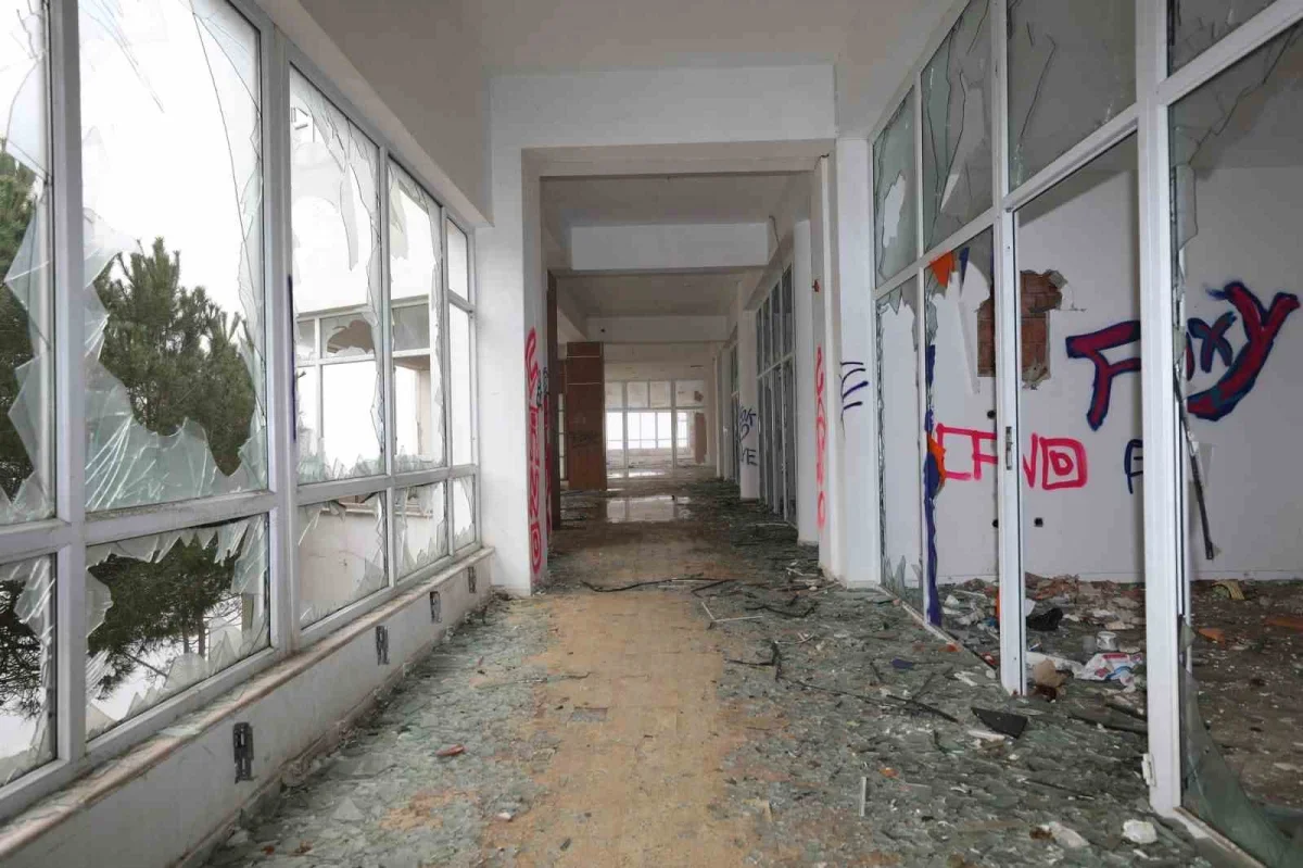 Beykoz'daki Metruk Otel yıkılıyor: Yerine gençlik kampı geliyor