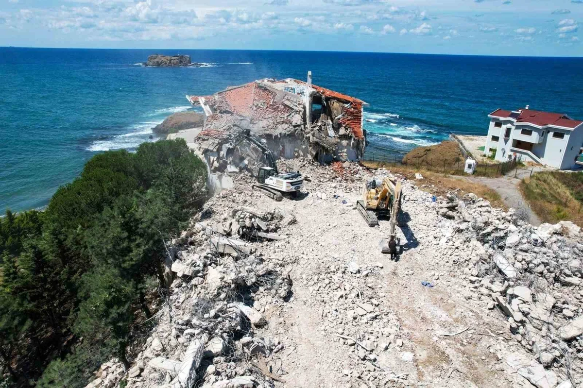Beykoz'daki Metruk Otel yıkılıyor: Yerine gençlik kampı geliyor