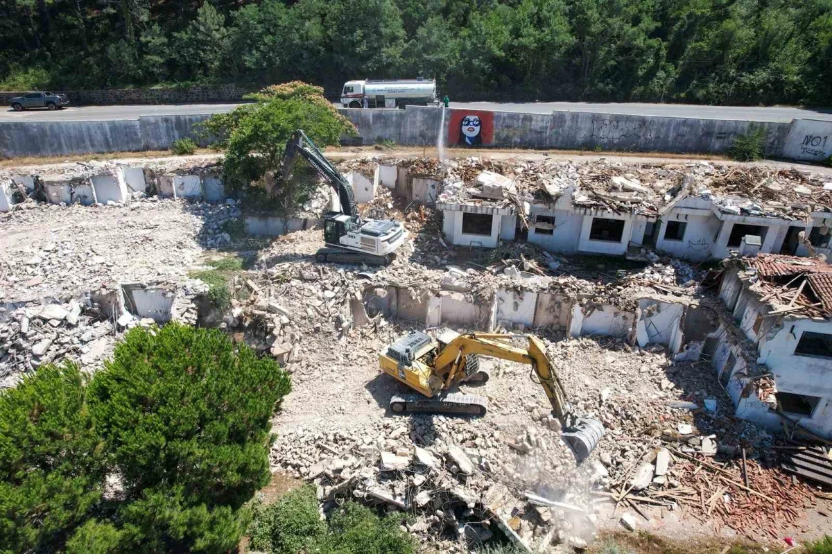 Beykoz'daki Metruk Otel yıkılıyor: Yerine gençlik kampı geliyor