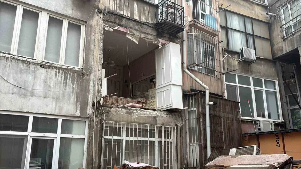 Nişantaşı'nda bina duvarı çöktü, mahalleli deprem sandı