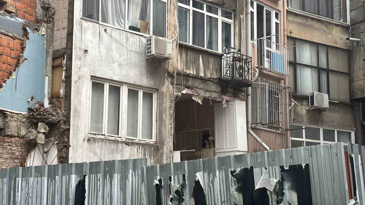 Nişantaşı'nda bina duvarı çöktü, mahalleli deprem sandı