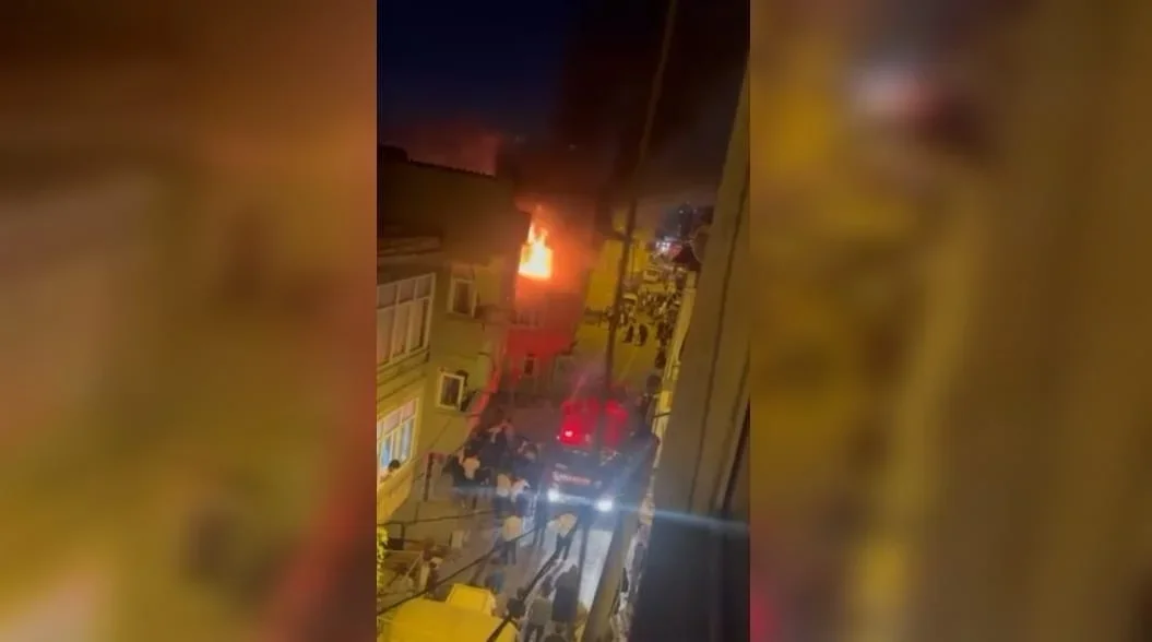 Küçükçekmece'de metruk binada yangın mahalleyi korkuttu