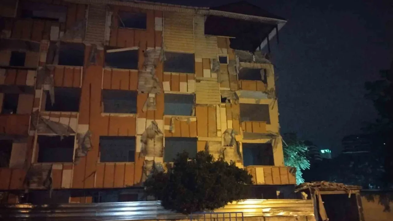 Kartal'da metruk binanın balkonu çöktü, cadde kapatıldı