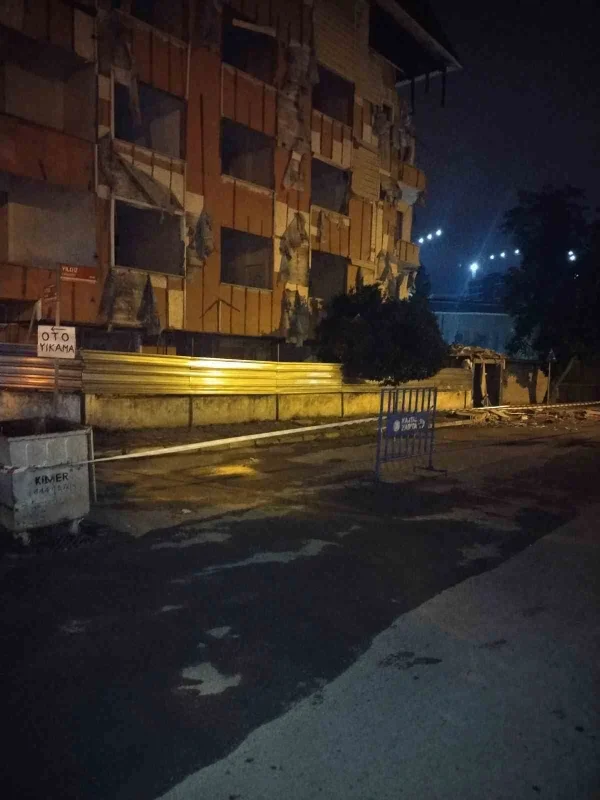 Kartal'da metruk binanın balkonu çöktü, cadde kapatıldı