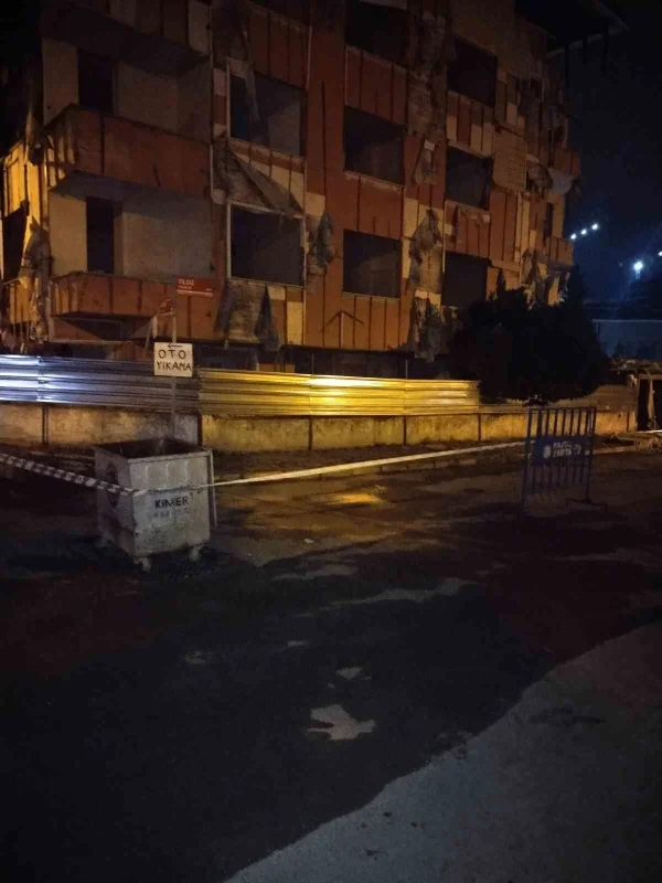 Kartal'da metruk binanın balkonu çöktü, cadde kapatıldı