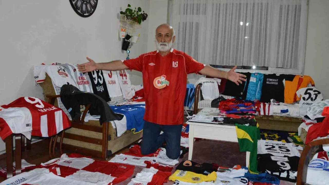Balıkesir'de Cengiz Güneş'in 300 formalık futbol koleksiyonu