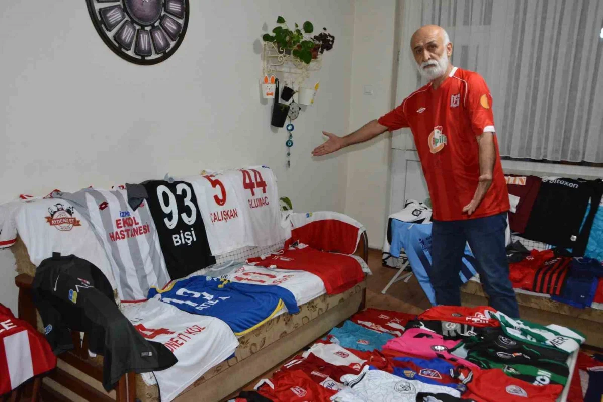Balıkesir'de Cengiz Güneş'in 300 formalık futbol koleksiyonu