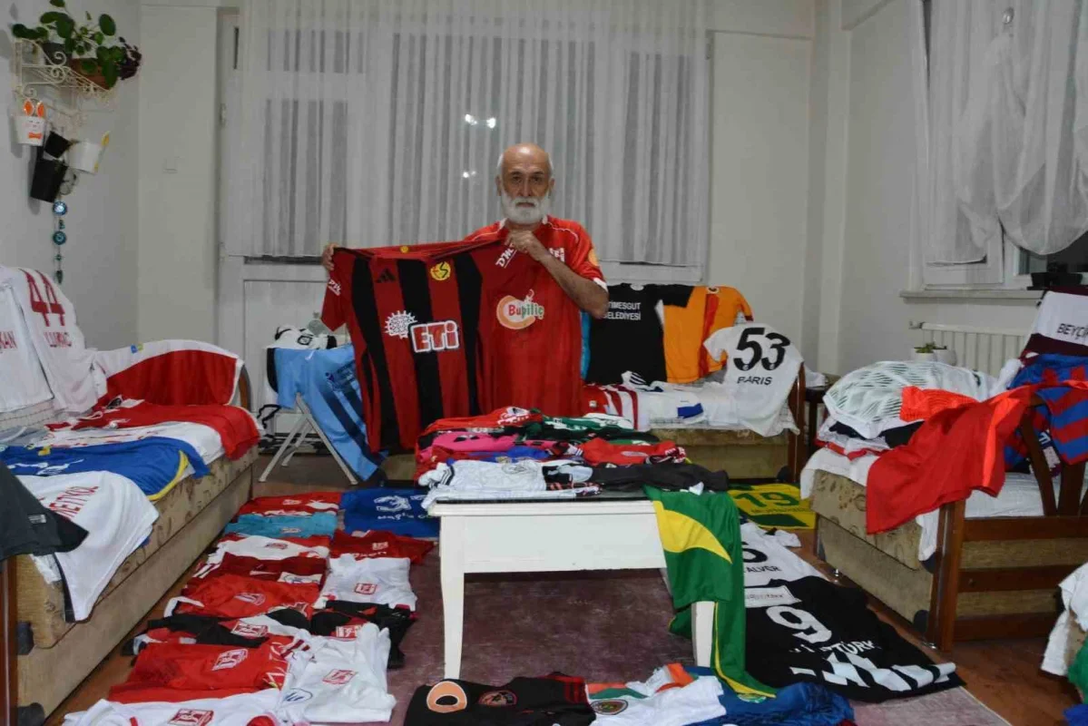 Balıkesir'de Cengiz Güneş'in 300 formalık futbol koleksiyonu