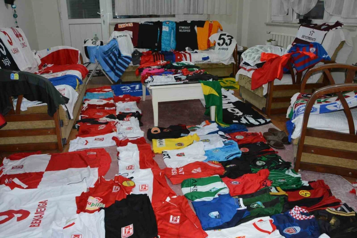 Balıkesir'de Cengiz Güneş'in 300 formalık futbol koleksiyonu