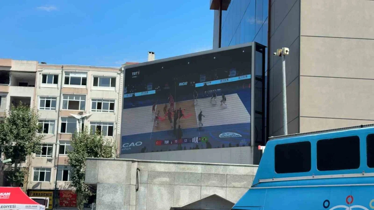 Bahçelievler'de A Milli Kadın Voleybol Takımı dev ekranda izlendi