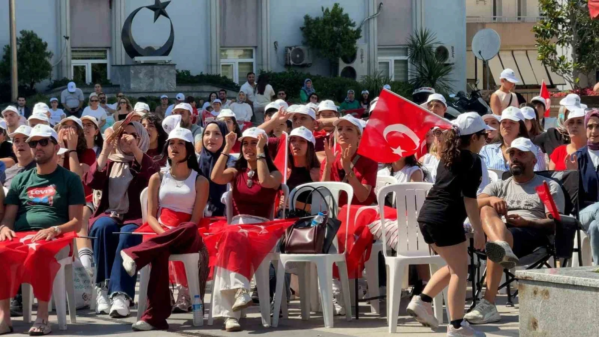 Bahçelievler'de A Milli Kadın Voleybol Takımı dev ekranda izlendi