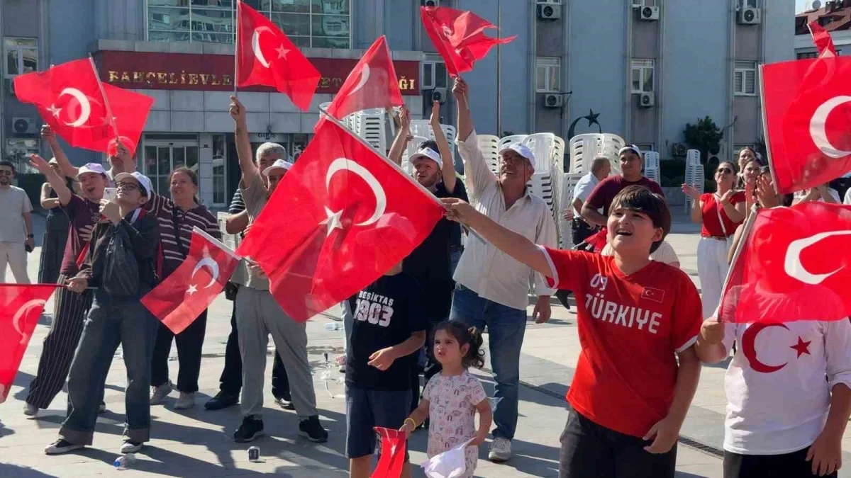 Bahçelievler'de A Milli Kadın Voleybol Takımı dev ekranda izlendi