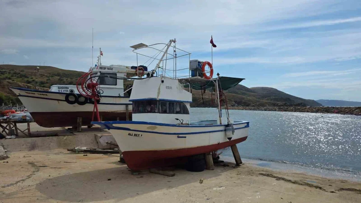 Bandırma Dutliman'da liman girişini kum kapladı, balıkçılar bekliyor