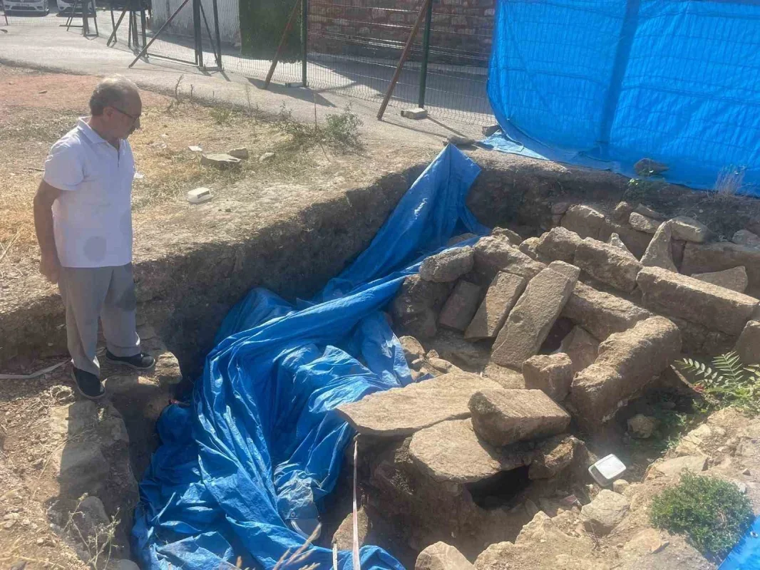 Bursa'da tarihi mezar çakıl taşlarıyla kapatılıp otopark gibi yapıldı
