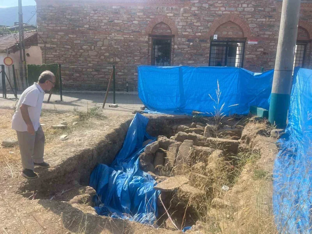 Bursa'da tarihi mezar çakıl taşlarıyla kapatılıp otopark gibi yapıldı