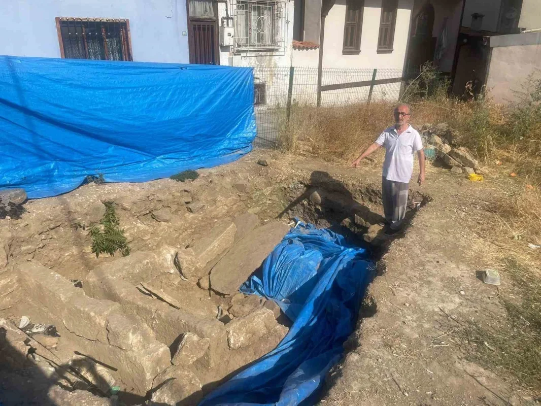 Bursa'da tarihi mezar çakıl taşlarıyla kapatılıp otopark gibi yapıldı