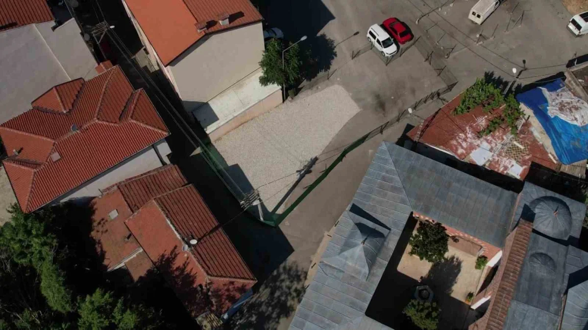 Bursa'da tarihi mezar çakıl taşlarıyla kapatılıp otopark gibi yapıldı