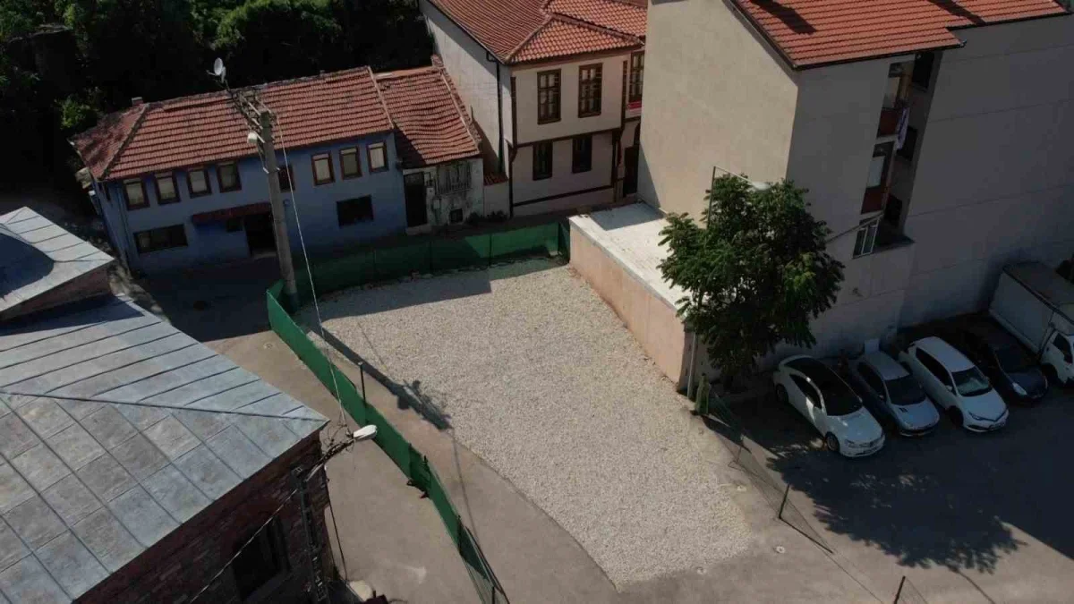 Bursa'da tarihi mezar çakıl taşlarıyla kapatılıp otopark gibi yapıldı